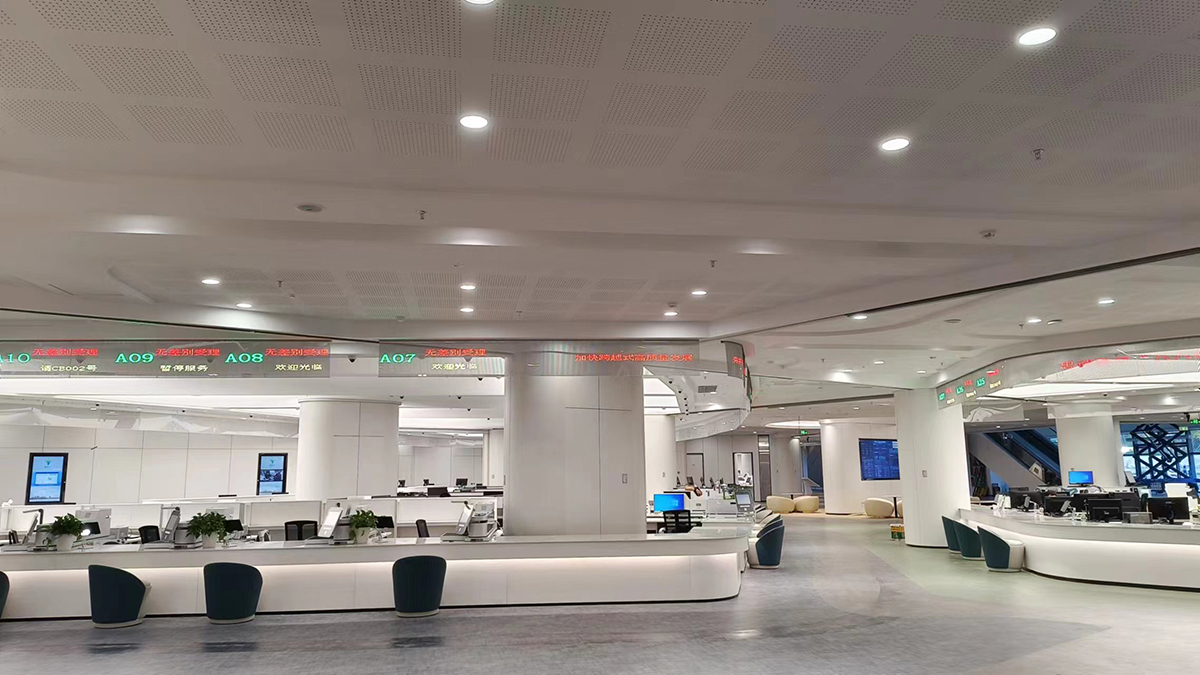 The Zhejiang Quzhou Municipal Government Service Center has launched 200 glass call number display screens.