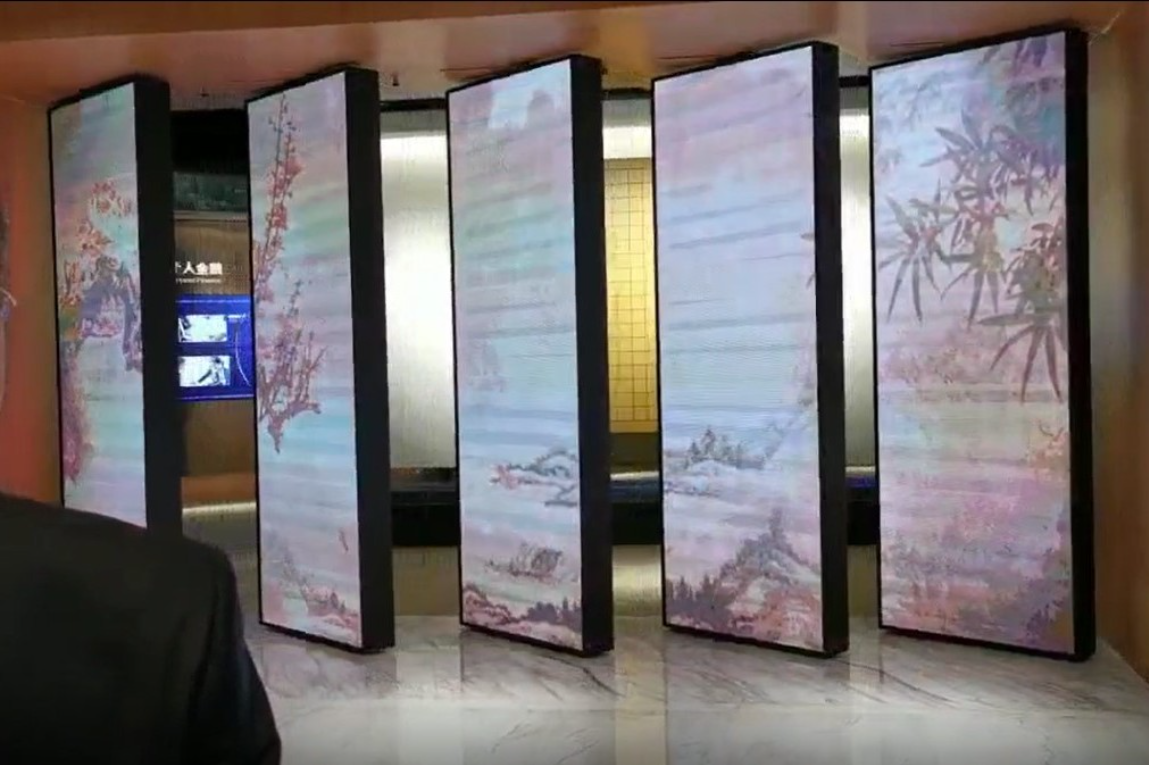 Rotating opening and closing mechanical screen